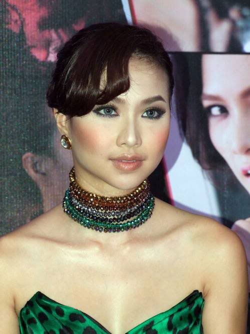 4. Sử dụng phấn má hồng sai cách Tông màu phấn má quá tối sẽ làm mặt bạn trông già nua, mệt mỏi, còn quá đỏ thì dễ khiến bạn như một nàng hề. Vị trí của phấn má cũng nên ở đúng gò má và tản dần lên phía trên, và với tông màu nhẹ nhàng, nó sẽ mang lại cảm giác về một đôi má ửng hồng, đáng yêu.