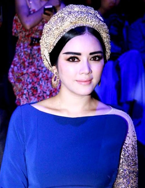 5. Quên kẻ lông mày Khi có tuổi, lông mày có xu hướng mỏng đi. Hãy giúp nó bớt thưa thớt bằng một cây bút chì hoặc bột kẻ lông mày. Với nước da sáng, hãy chọn tông chì kẻ thiên về tông nâu trung bình, còn nếu da tối hơn, hãy chọn tông nâu sậm. Lưu ý tới cả màu tóc nếu như bạn nhuộm tóc đỏ, hồng thì nó sẽ không hợp màu đen, hoặc tông xanh thì sẽ hợp hơn với chì kẻ mày màu xám.