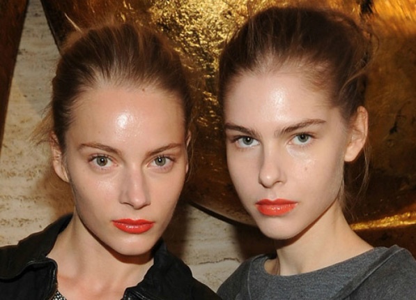 Chỉ da khô mới dùng kem dưỡng ẩm? Thực tế người có làn da dầu lại càng cần dưỡng ẩm. Vì khi mất đi độ ẩm, nó sẽ tự điều tiết bằng cách sản xuất dầu nhiều hơn. Nếu cung cấp độ ẩm đúng cách, làn da sẽ cân bằng và giải quyết tình trạng bóng nhờn.