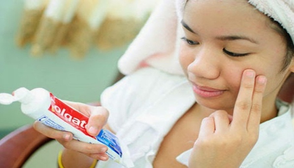 Kem đánh răng giúp trị mụn? Nhờ thành phần hydrogen peroxide, alcohol à baking soda, kem đánh răng sẽ giúp làm khô đốm mụn. Nhưng về lâu dài, nó có thể gây kích ứng, mẩn đỏ bởi các thành phần khác trong kem.