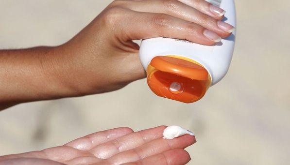 Trời âm u thì không cần kem chống nắng Dù thế nào bạn cũng cần dùng kem chống nắng mỗi ngày, vì khi mặt trời không xuất hiện thì tia cực tím của nó vẫn gây hại cho da. Thực tế, 80% tia cực tím của ánh nắng mặt trời có khả năng đi xuyên qua đám mây