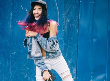 Chan xanh co dien, sao doi gio voi jeans trang tre trung hinh anh