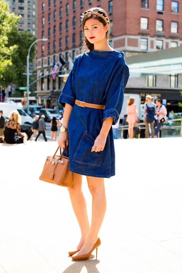 2. Hãy tạo điểm nhấn: Cũng như mọi chiếc váy khác, váy denim có thể tôn thêm vóc dáng của bạn. Nếu muốn tạo cảm giác eo nhỏ, đừng quên một chiếc thắt lưng mảnh sẽ giúp bạn hấp dẫn hơn.