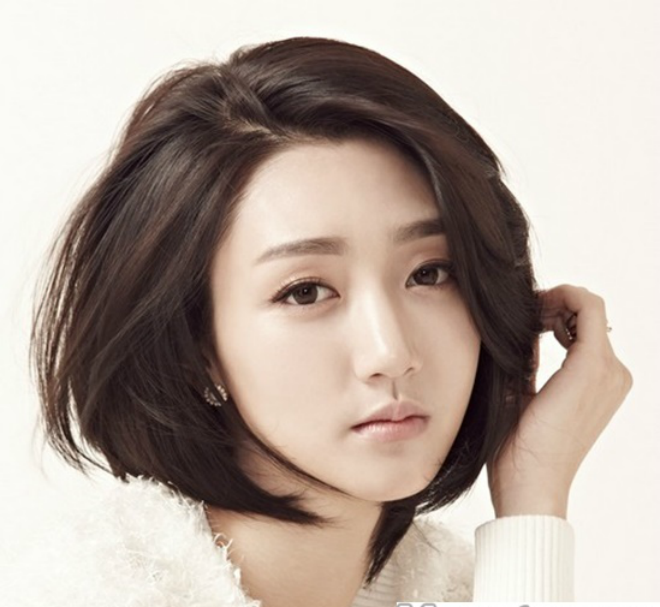 Bạn có thể để kiểu tóc bob sành điệu với hoa tai và phụ kiện tóc phong cách khi đi bar, club đêm