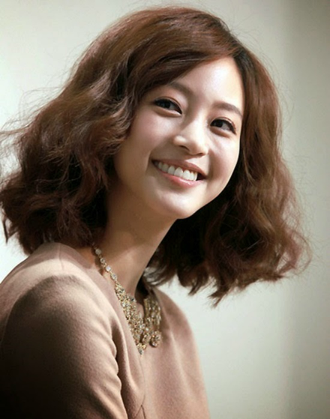 Tóc xoăn rối cũng giúp bạn trông cá tính, trẻ trung hơn ở văn phòng.