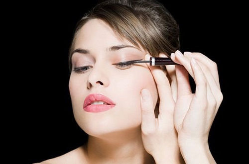 Nguyen tac can nho khi trang diem vao ban ngay hinh anh