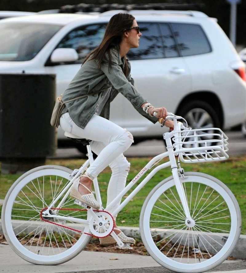 Quần bò rách trắng với áo sơmi khiến Alessandra Ambrosio trở nên tông-xuyệt-tông hơn với chiếc xe đạp dạo phố của mình.