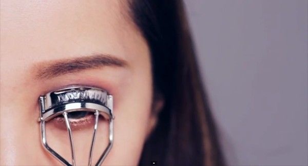Bước 10: Kẹp mi tạo đôi mi cong.