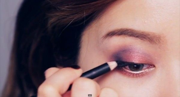 Bước 11: Kẻ đường eyeliner bắt đầu từ giữa mi mắt trên kéo hơi chếch về đuôi mắt.
