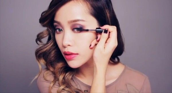 Bước 12: Cẩn thận chuốt mascara giúp mi dày dặn hơn.