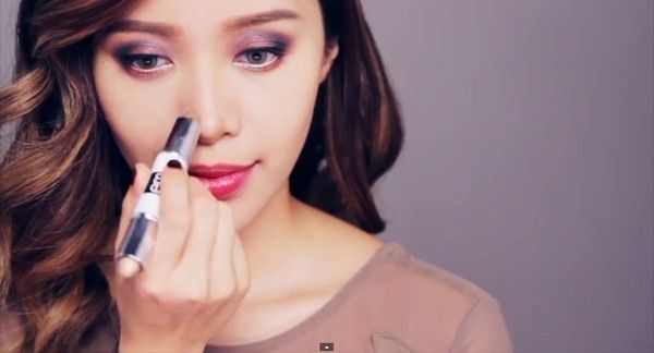 Bước 13: Tán phấn highlighter dọc 2 bên sống mũi và xung quanh chóp mũi rồi dùng tay tán đều thật tự nhiên để tạo chiếc mũi thẳng thanh thoát.