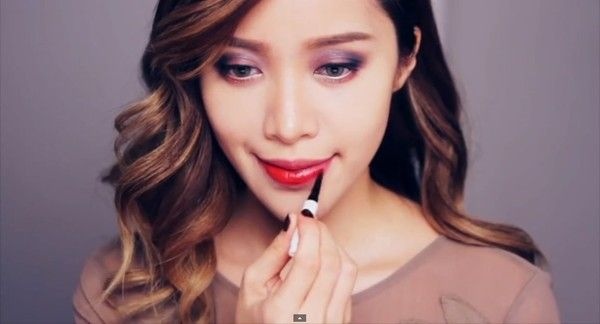 Bước 14: Kẻ đè lên lớp son cũ 1 lớp son đỏ mới.