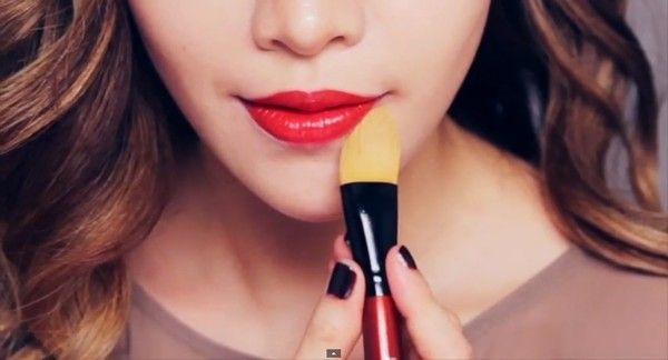 Bước 15: Viền môi dưới bằng kem che khuyết điểm để che đi quầng thâm và tạo cảm giác đôi môi sắc sảo hơn.