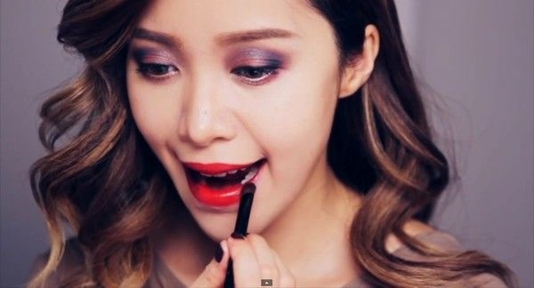 Bước 16: Dùng cọ nhỏ chấm phấn mắt xanh navy ở khóe miệng của môi dưới. Chú ý chấm thật đều, nhẹ tay để tạo sự chuyển màu tự nhiên.