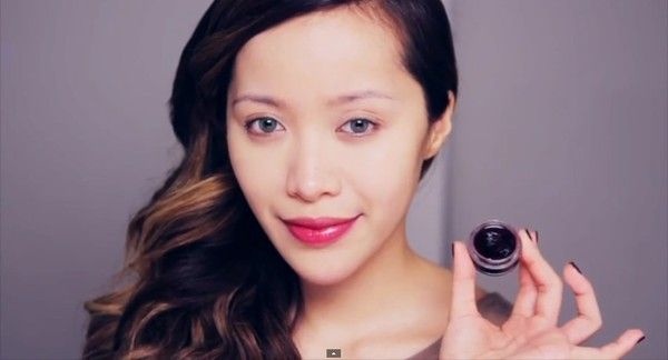 Bước 3: Thoa trước 1 lớp son đỏ mỏng để tạo lớp màu nền và bảo vệ môi.