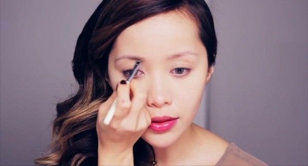 Bước 4: Dùng cọ nhỏ và phấn dạng gel nâu sẫm kẻ lông mày rõ nét.