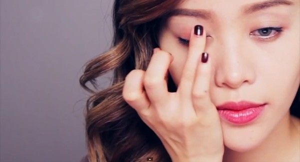 Bước 5: Phủ phấn mắt nhũ màu hồng đào lên toàn bộ bầu mắt.