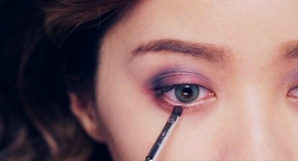 Bước 7: Tiếp tục kẻ phấn nhũ hồng đào ở viền mi dưới.