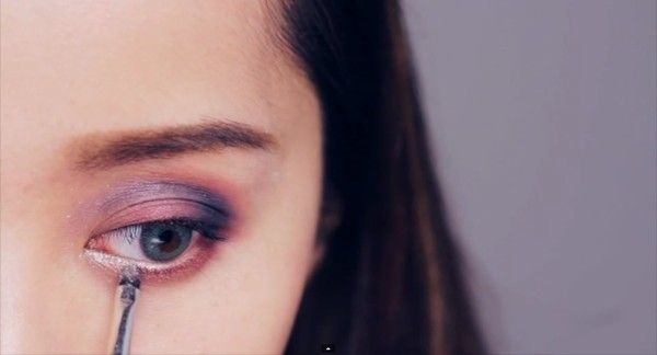 Bước 8: Viền từ khóe mắt cho tới giữa mi mắt dưới bằng phấn nhũ trắng tạo đôi mắt to tròn.