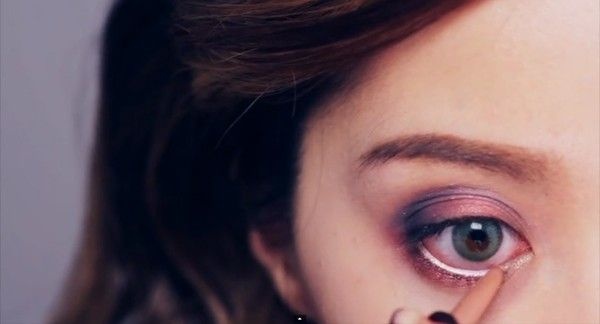 Bước 9: Kẻ đường viền trong mi mắt dưới bằng sáp nhũ bạc.