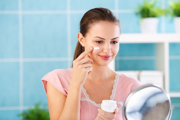 5. Mỹ phẩm chống nhăn càng đắt thì càng tốt Sự thật: Tất cả các sản phẩm đều sử dụng nồng độ và công thức hóa học riêng. Vì thế thay vì quan tâm tới giá cả, hãy đọc thành phần của chúng. Thậm chí một sản phẩm tiền chục triệu cũng có thể có thành phần tương tự một lọ thuốc điều trị rẻ tiền ngay trong hiệu thuốc.