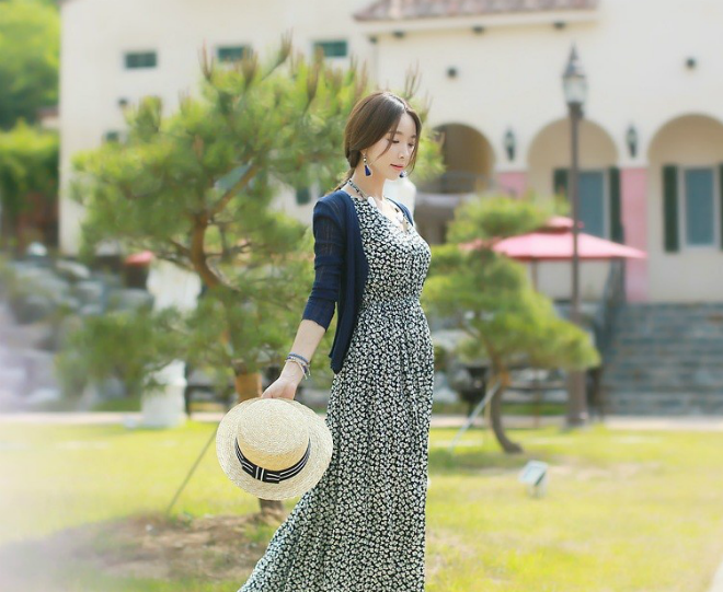 Một chiếc đầm maxi xuống phố hay đi biển đều thích hợp với chiếc áo cardigan khoác ngoài, gam màu sáng nổi bật cùng đầm đen.