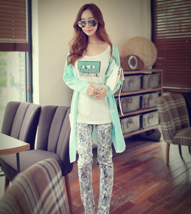 Cô nàng sành điệu cùng quần skinny hoa kết hợp áo phông mix ngoài cardigan dáng dài.