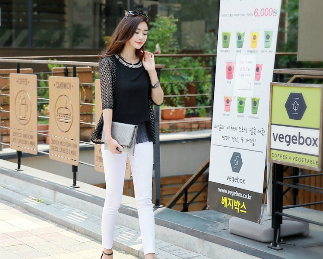 Cô nàng công sở năng động hơn với chiếc jean trắng cùng sơ mi đen cổ đính đá, kiểu cardigan tay ren khá điệu ăn ý cùng set đồ trẻ trung.