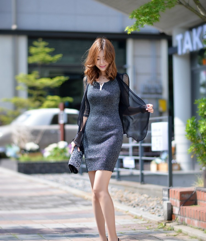 Với những chiếc đầm không tay hè có thể tận dụng diện những ngày thu chỉ với chiếc cardigan tiện dụng này.