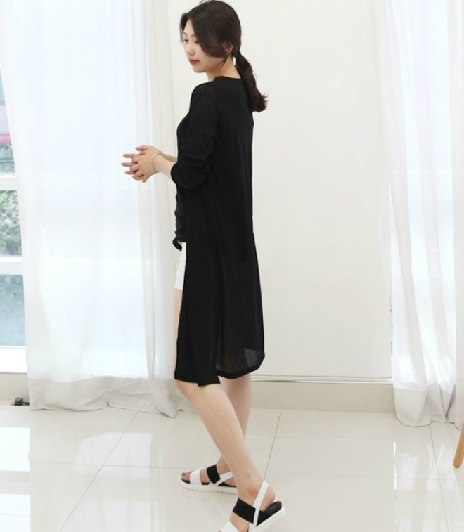 Gam màu tối cũng không làm mất đi dáng vẻ thướt tha của chiếc áo này.