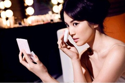 Trước khi trang điểm, bạn nên rửa mặt thật sạch.