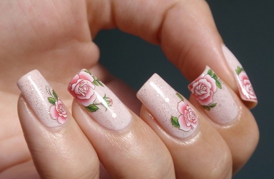 3. Màu nail hồng phấn: Tự nhiên và cực kì nữ tính, tone màu hồng phớt mang đến vẻ đẹp thanh nhã, nhẹ nhàng cho bất kì quý cô nào. Trải dài gam màu từ hồng pastel cho tới hồng phớt tự nhiên, bạn có thể tha hồ chọn lựa cho phù hợp theo sở thích mà vẫn mang đậm vẻ ngọt ngào, đáng yêu của mình.
