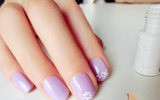 4. Màu tím pastel: Ngọt ngào và lãng mạn là những gì chúng ta hình dung về màu tím. Bạn hãy thử thay đổi với nail màu tím và tone màu hoa oải hương nhẹ nhàng trong những ngày đầu thu mát mẻ. Kết hợp với áo len mỏng màu tím sẽ là một cặp đôi tuyệt đẹp mang lại vẻ nữ tính cho bạn.