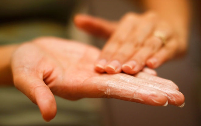 1. Không rửa sạch tay Nghe có vẻ như không liên quan nhưng sự thật, nếu không rửa tay sạch mà trực tiếp rửa mặt luôn, bạn sẽ vô tình đưa vi khuẩn ở các ngón tay tiếp xúc với khuôn mặt, khiến da dễ nhiễm bẩn và mụn trứng cá.