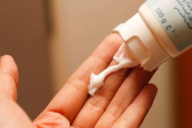 2. Dùng mãi một sản phẩm làm sạch Mặc dù rất yêu thích nhãn hiệu nào nhưng bạn cũng nên thay đổi giữa mùa đông và mùa hè. Bởi thời tiết có tác động rất lớn đến làn da, bạn nên chú ý sử dụng sản phẩm tẩy rửa có độ ẩm nhiều hơn khi bước sang mùa khô, hanh.