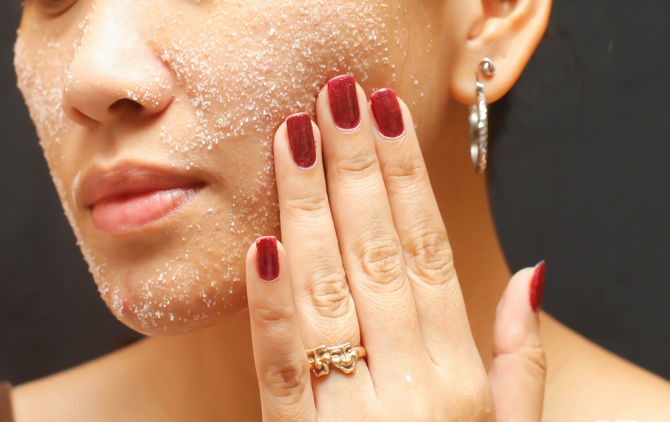 3.Quá chăm tẩy da chết Mặc dù việc tẩy tế bào chết sẽ giúp hạn chế chất bẩn nằm sâu trong lỗ chân lông, giúp da sạch sẽ, hết mụn, tuy nhiên, nếu tẩy quá thường xuyên thì có thể làm khô da, gây ra hiện tượng vỡ mạch máu. Nên nhớ, nguyên tắc cơ bản là chỉ nên tẩy da chết 1-2 lần mỗi tuần.