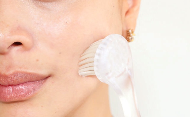 4. Lạm dụng thiết bị rửa mặt sâu Một thói quen khi sử dụng máy rửa mặt hàng ngày là các chuyển động chà xát trên da có thể vô tình gây ra các nếp nhăn. Vì thế bạn chỉ nên sử dụng các máy rửa mặt vài lần trong tuần, ngoài ra, bạn có thể sử dụng ngón tay với các chuyển động vòng tròn nhẹ nhàng để làm sạch da.