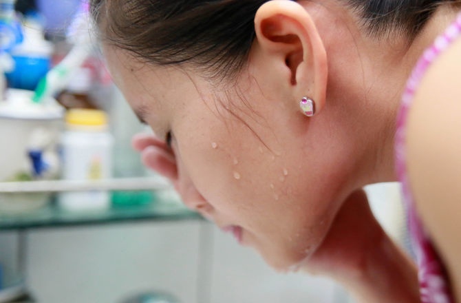 6. Không quan tâm tới nhiệt độ nước Nước ấm sẽ có tác dụng mở lỗ chân lông, giúp việc làm sạch hiệu quả hơn. Trong khi đó nước lạnh có tác dụng khóa lại lỗ chân lông. Vì thế luôn bắt đầu rửa mặt bằng nước ấm và kết thúc bằng nước lạnh.