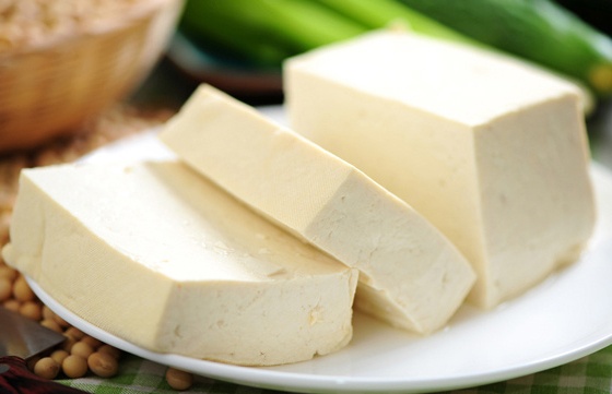 3. Đậu phụ Đậu phụ xay nhuyễn, trộn với bột mì và mật ong để làm mặt nạ giúp trắng da hiệu quả. Thành phần chính của đậu phụ là đậu nành, kế hợp với mật ong sẽ giúp da mịn màng và tươi sáng hơn.