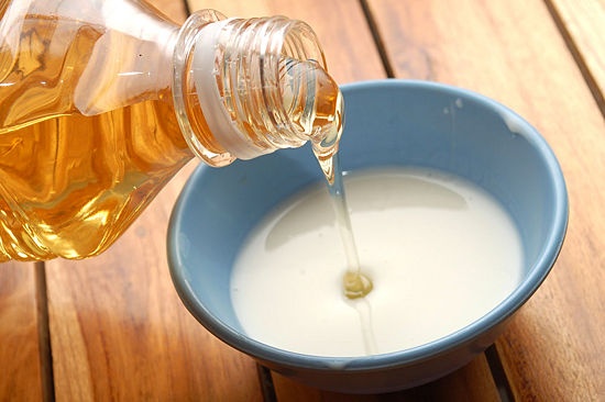 4. Sữa tươi Cũng như phụ nữ các nước khác, các cô gái Nhật rất chuộng sữa tươi để chăm sóc da. Với những người có điều kiện, có thể sử dụng sữa tươi để tắm hàng ngày. Hoặc đơn giản hơn có thể mát xa mặt để loại bỏ đốm nâu, giúp da sáng hồng tự nhiên.