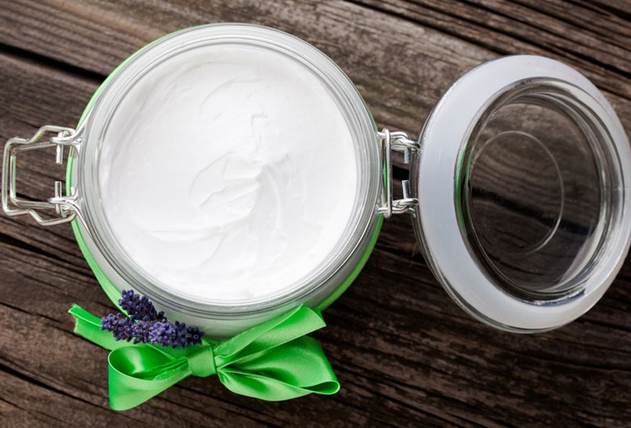 5. Sữa chua Sữa chua có men probiotic không chỉ hợp với da nhạy cảm, giúp hạn chế mụn mà còn giúp loại bỏ tế bào chết, thu nhỏ lỗ chân lông, giúp da khỏe mạnh hơn. Phụ nữ Nhật thường dùng cách này để mát xa mặt, theo họ nó sẽ giúp làm sáng những nước da xỉn màu.