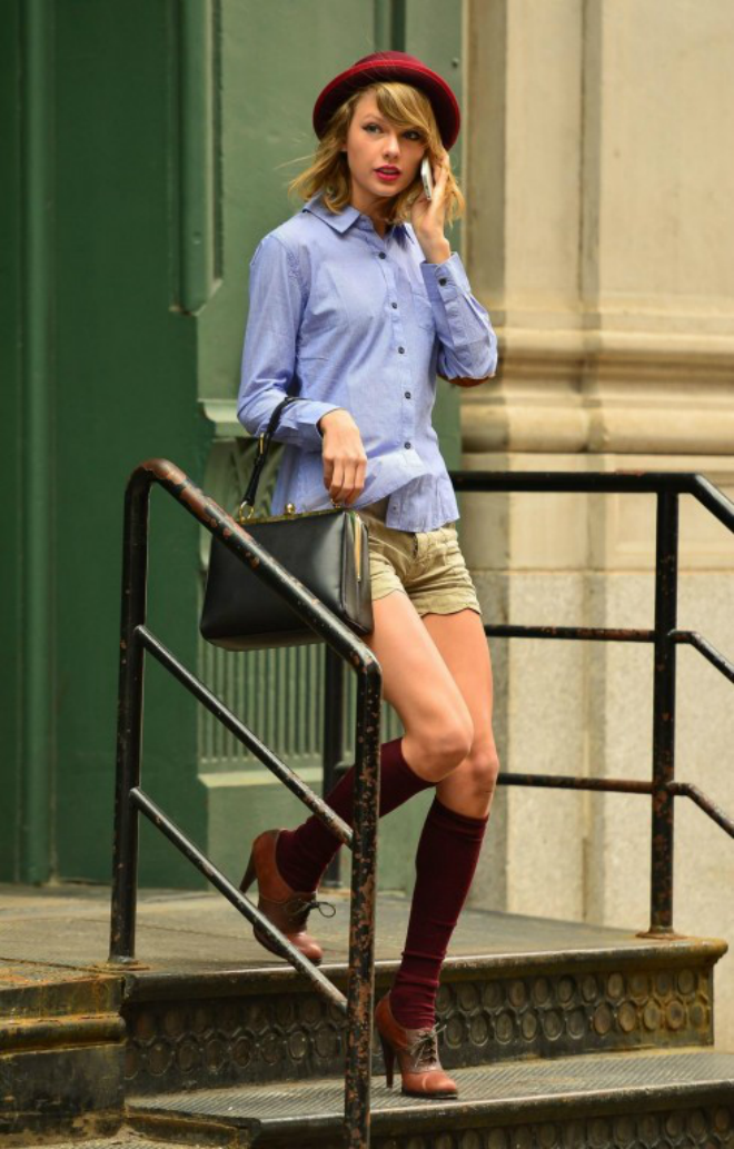 Áo sơmi với quần shorts cách điệu cùng tất cao và một đôi giày Oxford là style cổ điển đơn giản.