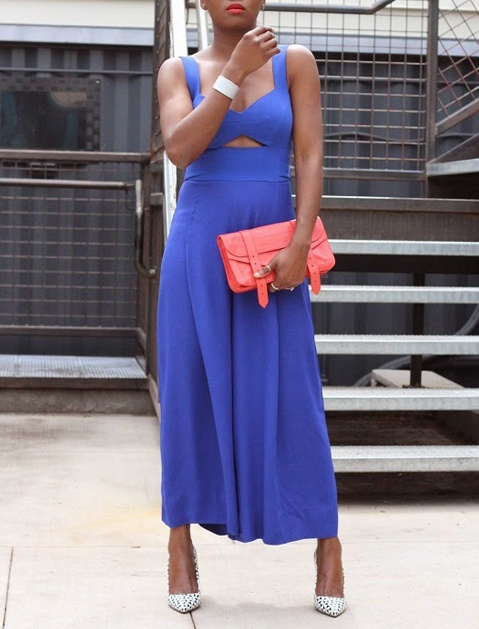 3. Dáng người hơi thô: Bạn nên chọn bộ jumsuits với dáng quần xòe rộng gần giống như váy, eo quần ôm sát, lưng cao. Kiểu này giúp bạn có một phong cách nữ tính và che giấu được những khuyết điểm hơi cơ bắp trên cơ thể bạn.