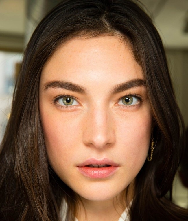 2. Đôi mắt nhỏ: Chỉ vẽ eyeliner mí mắt trên phù hợp cho những cô gái có đôi mắt hơi nhỏ hoặc mí lót vì nó đem lại cảm giác mắt to hơn và thu hút sự chú ý lên hàng mi trên. Để gia tăng hiệu ứng, hãy uốn cong lông mi trên và chuốt mascara. Bạn nên lưu ý chỉ vẽ eyeliner nửa mí trên và không vẽ vào phần góc mắt. 