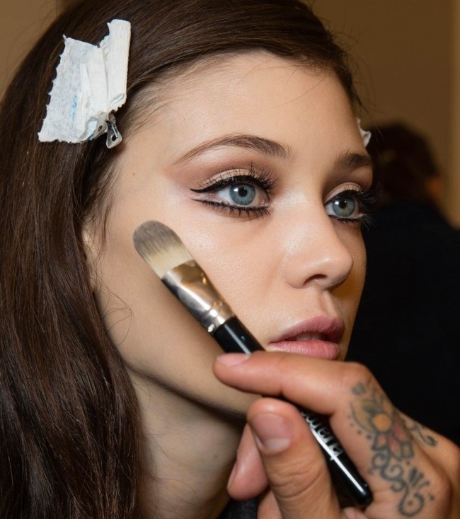 3. Hai mắt có khoảng cách gần nhau: Đuôi mắt đôi là một kiểu eyeliner mới, phù hợp cho những cô nàng yêu thích phong cách cá tính. Kiểu vẽ này sẽ thu hút sự chú ý vào phần đuôi mắt, từ đó đem đến cảm giác khoảng cách 2 mắt xa nhau hơn.