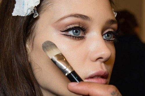 Chon kieu ve eyeliner cho tung dang mat hinh anh