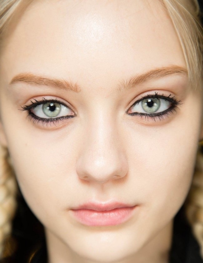 4. Mắt to hoặc mắt hình hạnh nhân: Nếu sở hữu đôi mắt to, bạn có thể kẻ viền toàn bộ mí mắt. Nếu bạn có một đôi mắt hình quả hạnh nhân, việc kẻ eyeliner cả góc mắt sẽ làm nổi bật đường cong đôi mắt thế mạnh của bạn. Kiểu vẽ này cũng phù hợp với những ai có khoảng cách 2 mắt xa nhau. 