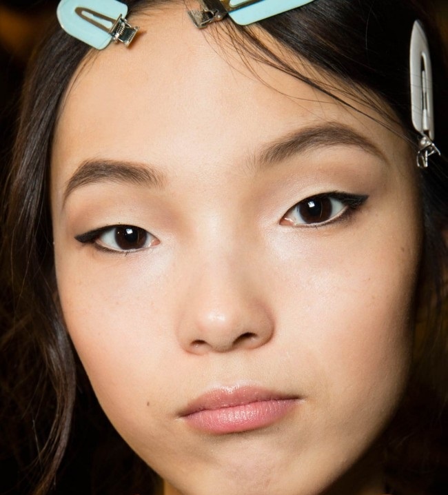 5. Mắt một mí: Mắt mèo là kiểu vẽ eyeliner phù hợp cho những ai có đôi mắt một mí châu Á. Bạn cần vẽ đi từ phần giữa mí mắt, kéo dài đến cuối và tô đậm phần đuôi mắt. Eyeliner mắt mèo giúp đôi mắt trông to và dài hơn. 