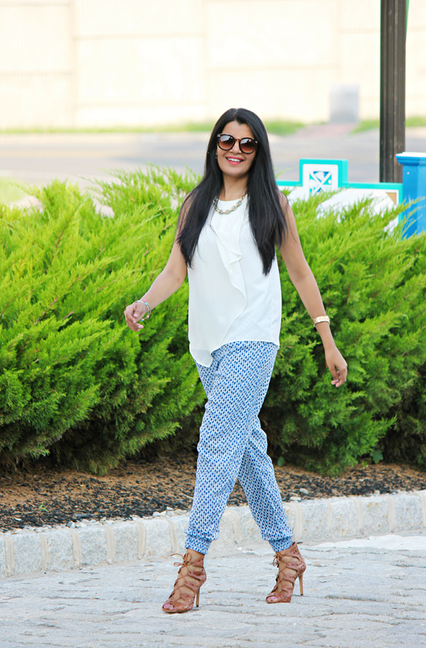 Năng động xuống phố khi kết hợp giày cao gót nhiều dây với quần joggers họa tiết caro.