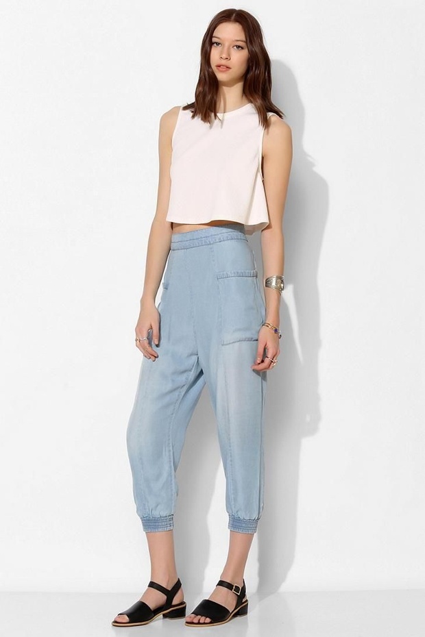 Joggers denim kết hợp cùng áo crop-top và sandals sẽ giúp bạn trẻ trung hơn và tự tin xuống phố.